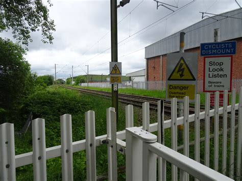 Railway Crossing Gordon Griffiths Cc By Sa Geograph Britain