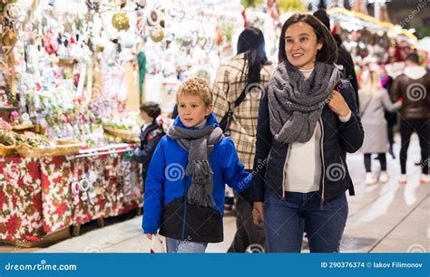 Sonriente Muchacho Preadolescente Caminando Con Su Madre En El Mercado