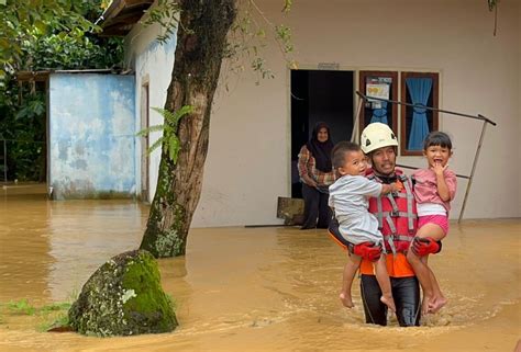 Banjir Dan Longsor Terjang Permukiman Hingga Wisata Harau Di Limapuluh Kota