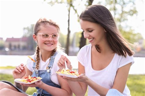 Picnic Mujeres En El Parque Foto Gratis