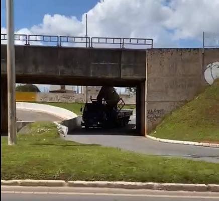 Vídeo caminhão empilhadeira fica preso em viaduto do Metrô DF