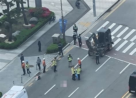 인천 송도에서 횡단보도 건너던 40대 보행자 굴삭기에 치여 사망