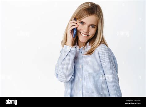Petite fille mignonne belle blonde enfant parlant sur téléphone mobile ayant la conversation