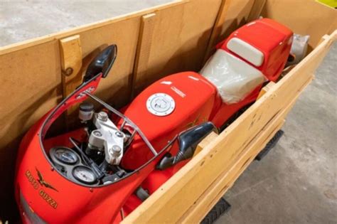 Moto de ensueño Moto Guzzi Daytona todavía en la caja Amamos El