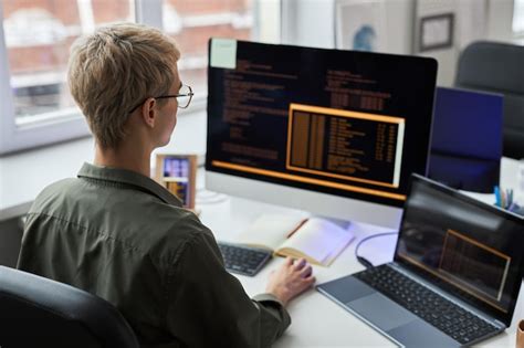 Programador Trabajando En Computadora Con C Digos Foto Premium