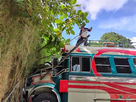 Bus Extraurbano Choca Contra Paredón En San Juan Sacatepéquez Y Deja 5