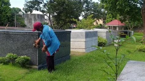 Cemetery caretaker cleans graveyard tomb... | Stock Video | Pond5