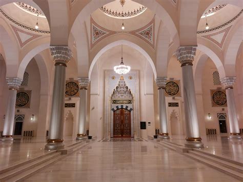 The Interior of the Sheikh Zayed Grand Mosque · Free Stock Photo