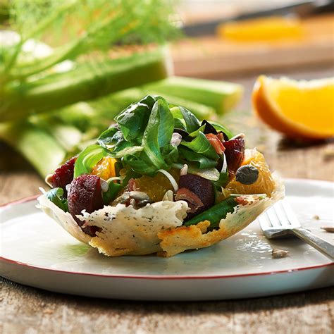 Winterlicher Feldsalat im Parmesankörbchen