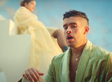 Becky G celebra sus años con sexys fotos en bikini Laura G