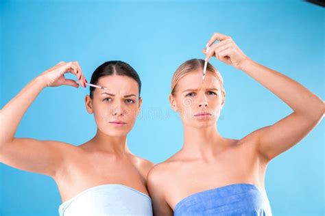 Giovane Bionda Attraente Due E Donne Mezzo Nude Castane Con Pelle Perfetta Che Posa Le Tenute