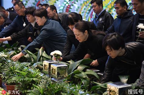 合肥44岁民警张雪松壮烈牺牲，上千人挥泪送行英雄 搜狐大视野 搜狐新闻