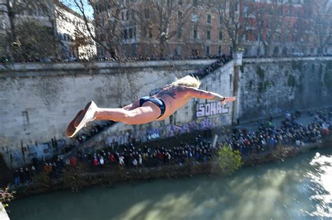 Il Tuffo Nel Tevere Di Mister Ok Onorata La Tradizione Di Capodanno