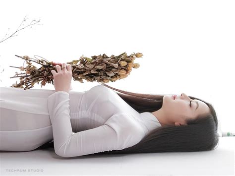 Cô gái mặc áo dài đẹp như Mai Phương Thúy khi diện bikini lại bốc lửa không ngờ