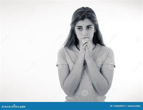 Retrato De La Mujer Triste E Intimidada Aislado En El Fondo Blanco