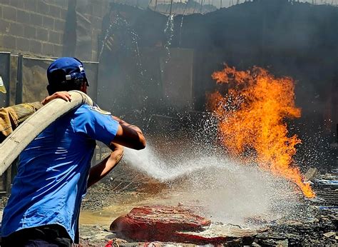 Incendio consume bodega de productos químicos afectando dos viviendas