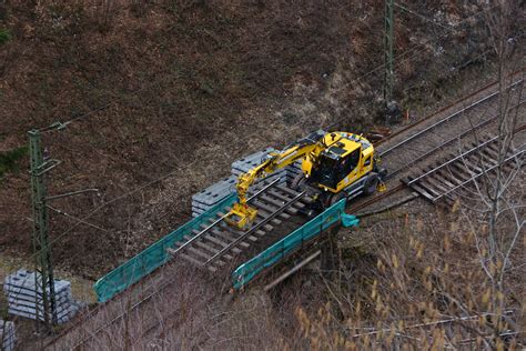 Ein Wege Bagger Hat Soeben Ein Gleisjoch Ausgehoben Und Bringt Es Nun