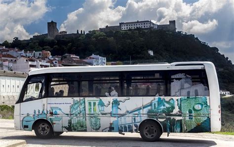 Estacionamento e autocarro no Centro Histórico de Palmela