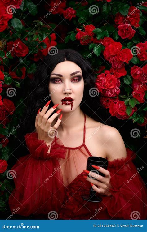 Vampira Num Fundo De Rosas Vermelhas Imagem De Stock Imagem De