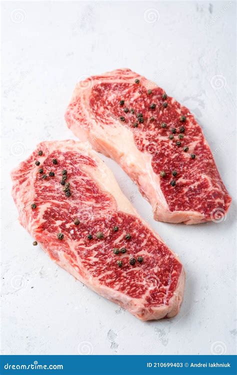 Bife De Vaca Cru De Wagyu Com Sal E Pimenta Imagem De Stock Imagem De