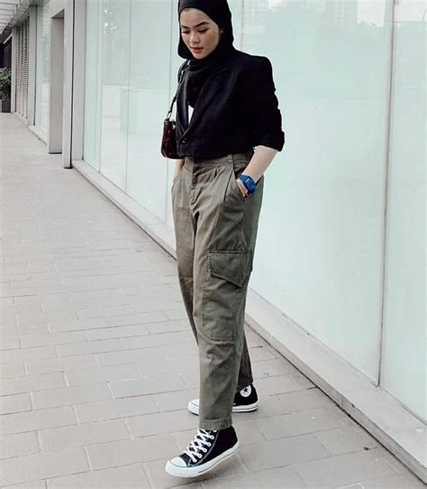 Ide Style Hijab Dengan Cargo Pants Untuk Outfit Harian Yang Menarik