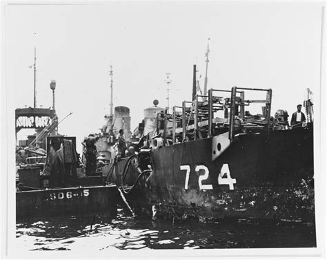 Nh 75437 Uss Laffey Dd 724 Severely Damaged