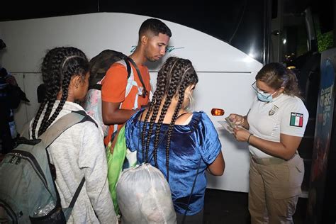 Cientos Migrantes Se Entregan A La Autoridad En La Frontera Sur De