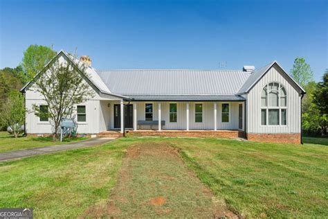 Savers Saddle Up We Ve Found 5 Modern Farmhouses Priced Below 400K