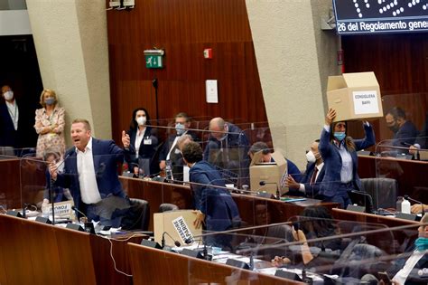 Lombardia Respinta La Sfiducia Al Governatore Fontana Mozione