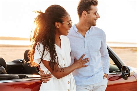 Imagen de la feliz pareja multiétnica hombre y mujer sonriendo y