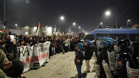 FOTO VIDEO Palestina Scontri Davanti Alla Sede Rai A Bologna Al