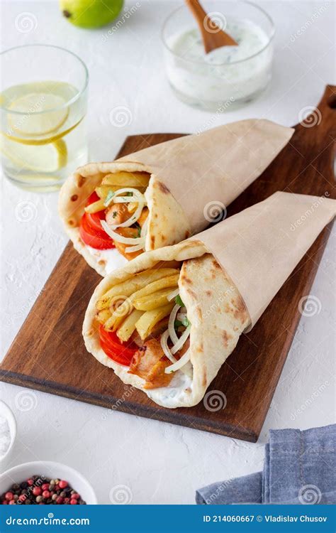 Plat Grec Gyros Avec Poulet Frites Tomates Oignons Et Pita Cuisine