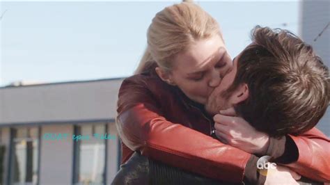 Once Upon A Time 5x23 And 5x22 Emma And Hook Kiss Emma Says I Love You Captain Swan Kiss