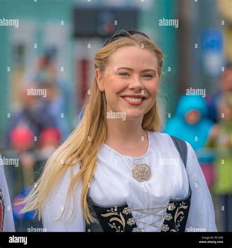 Las Mujeres Vestidas Con El Traje Nacional De Islandia El D A De La