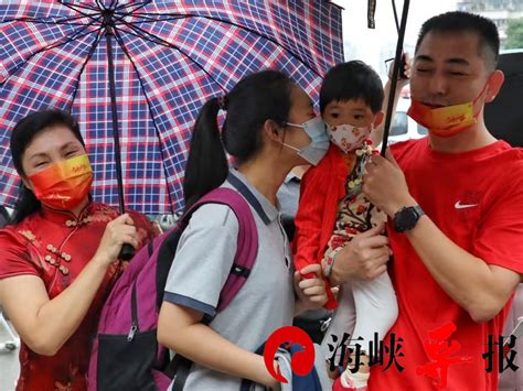 高考首日红红火火 风雨难阻送考热情