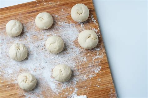 Masa Cruda Para Hacer Bollos Asi Ticos En Tabla De Cortar De Bamb