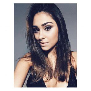 Pretty Brunette Foto Porno