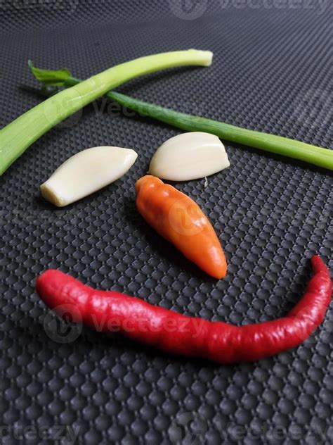 des légumes qui consiste de échalote fleurs rouge piments ail