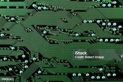 電子電路板背景紋理導體軌道水準 照片檔及更多 主機板 照片 主機板 二進制碼 具有特定質地 Istock