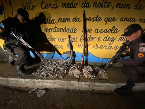 PM apreende fuzil pistola e réplica de fuzil após troca de tiros