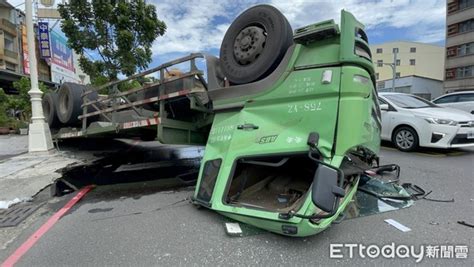 快訊／高雄「超大拖板車」翻覆路邊！副駕全被壓爛 路人嚇傻 Ettoday社會新聞 Ettoday新聞雲