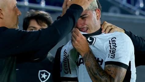 JP Galvão do Botafogo sofre lesão no cotovelo e deixa estádio de