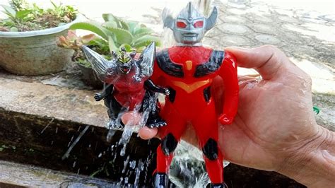 Membersihkan Mainan Ultraman Ultraman Taro Ultraman Kosmos Ultraman