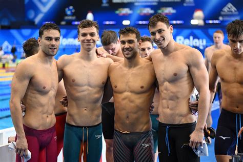 Mondiaux de natation Léon Marchand et ses coéquipiers en finale