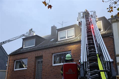 Fw E Brand Im Dachstuhl Eines Mehrfamilienhauses Keine Verletzten