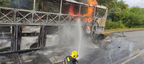 BR 251 Ônibus pega fogo e fica completamente destruído Rede Gazeta