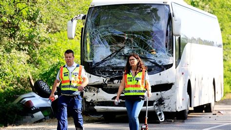 BAON Halálos baleset busz és autó karambolozott Jakabszállás és