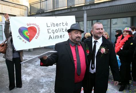 Soci T Deux Hommes Se Marient Pour R Clamer La L Galisation Du Mariage Gay