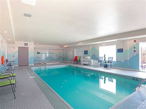 Indoor Pool | Sandman Hotel Saskatoon