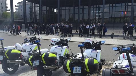 Nantes Une Centaine De Policiers Manifestent Devant Le Palais De Justice